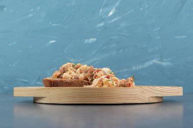 Tahta tabakta yumurta salatası ve ekmek. Yüksek kalite fotoğraf