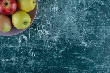 Mermer zemin üzerinde bir tabak olgun elma. Yüksek kalite fotoğraf