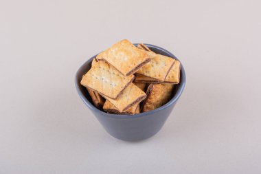 Beyaz arka planda çikolata dolu bisküviler olan derin bir kase. Yüksek kalite fotoğraf