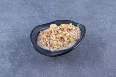 Mavi arka planda bir kase lezzetli müsli. Yüksek kalite fotoğraf