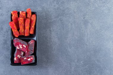 Mermer arka planda, bir kasede Türk lokumu. Yüksek kalite fotoğraf