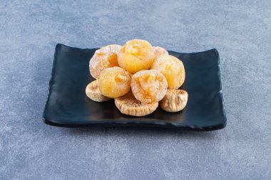 Mermer arka planda, bir kasede çeşitli kurutulmuş meyveler. Yüksek kalite fotoğraf