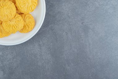 Beyaz tabakta lezzetli bisküviler. Yüksek kalite fotoğraf