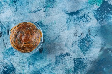 Cam kaidede, mermer zeminde lezzetli kurabiyeler. Yüksek kalite fotoğraf