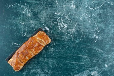 Siyah tabakta ev yapımı hamur işi. Yüksek kalite fotoğraf