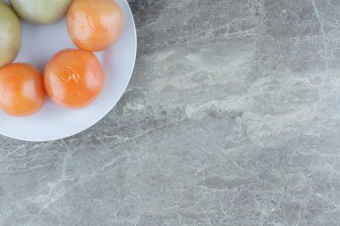 Beyaz tabakta taze kırmızı domates manzarası. Yüksek kalite fotoğraf