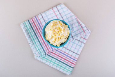 Beyaz masada mavi kase çıtır pirinç cipsi. Yüksek kalite fotoğraf