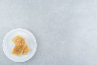 Beyaz tabakta etle doldurulmuş gözleme. Yüksek kalite fotoğraf