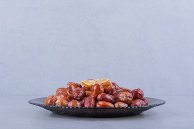 Taş zemin üzerinde koyu renkli olgun gümüş çilek tabağı. Yüksek kalite fotoğraf