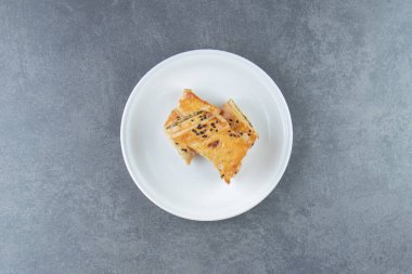 Beyaz tabakta etle doldurulmuş çörek. Yüksek kalite fotoğraf