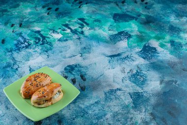 Tabakta peynirli börek, mermer arka planda. Yüksek kalite fotoğraf