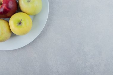 Beyaz tabakta bir sürü taze elma. Yüksek kalite fotoğraf