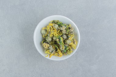 Taş zeminde bir kase kuru kasımpatı çiçeği. Yüksek kalite fotoğraf