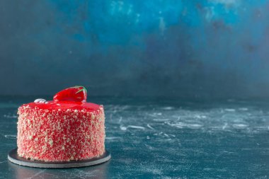 Mermer arka planda çilekli kek. Yüksek kalite fotoğraf