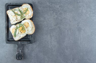 Lezzetli haşlanmış yumurta ve tost ekmeği. Yüksek kalite fotoğraf