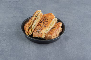 Siyah tabakta lezzetli hamur işleri. Yüksek kalite fotoğraf