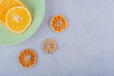 Taş zeminde yeşil portakal dilimleri. Yüksek kalite fotoğraf