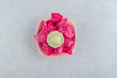 Pembe kasede lezzetli lahana turşusu. Yüksek kalite fotoğraf