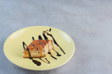 Sarı tabağa yerleştirilmiş çikolatalı ev yapımı pasta. Yüksek kalite fotoğraf