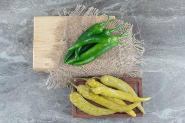 Tahta üzerinde turşu ve taze acı biber. Yüksek kalite fotoğraf