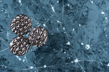 Cam kaidede çikolatalı kurabiyeler, mavi arka planda. Yüksek kalite fotoğraf