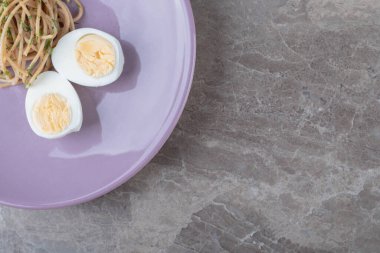 Mor tabakta haşlanmış yumurtalı spagetti. Yüksek kalite fotoğraf