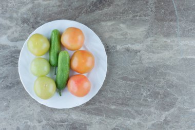 Organik sebzelerin en üst görüntüsü. Olgun ve olgunlaşmamış. Yüksek kalite fotoğraf