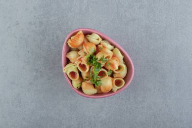 Pembe kasede soslu deniz kabuğu makarnası. Yüksek kalite fotoğraf