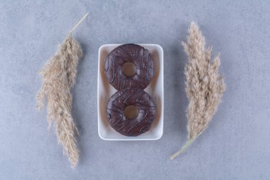 Beyaz tabakta tatlı, lezzetli çikolatalı çörekler. Yüksek kalite fotoğraf