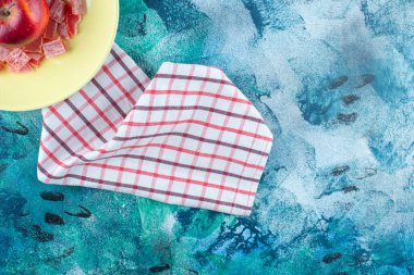 Dilimlenmiş kırmızı marmelat ve elma çay havlusunda, mavi arka planda. Yüksek kalite fotoğraf