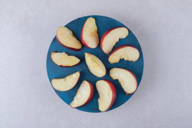 Elma dilimleri bir tabakta, mermer zemin üzerinde. Yüksek kalite fotoğraf