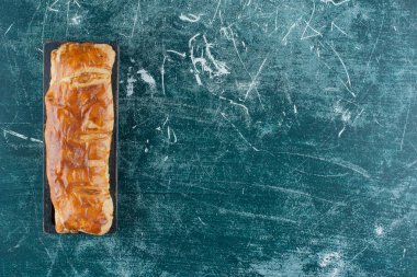 Siyah tabakta ev yapımı hamur işi. Yüksek kalite fotoğraf