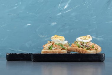 Kara tahtada haşlanmış yumurtalı tost ekmeği. Yüksek kalite fotoğraf