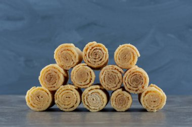 Gri arka planda bir yığın waffle. Yüksek kalite fotoğraf