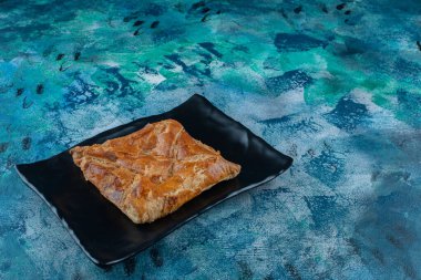 Khachapuri ahşap bir tabakta mermer arka planda. Yüksek kalite fotoğraf