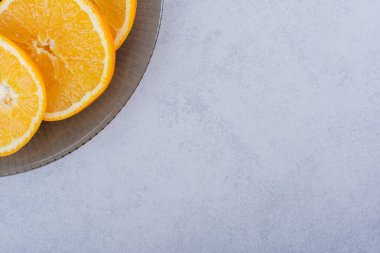 Taş zeminde taze portakal dilimleri. Yüksek kalite fotoğraf