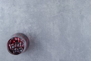 Bir bardak taze nar suyu ve buz küpleri. Yüksek kalite fotoğraf