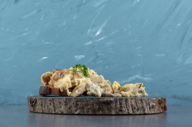 Tahta parçasında yumurta salatalı tost ekmeği. Yüksek kalite fotoğraf