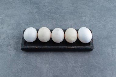 Siyah tabakta organik çiğ yumurta. Yüksek kalite fotoğraf