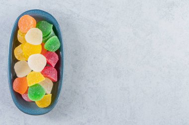 Mermer arka planda mavi renkli marmelat tabağı. Yüksek kalite fotoğraf