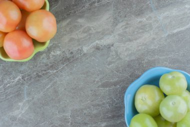 Yeşil ve kırmızı domateslerin en üst görüntüsü. Yüksek kalite fotoğraf