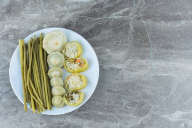 Yeşil köfte kabağı ve biber dilimlerinin üst görüntüsü. Yüksek kalite fotoğraf