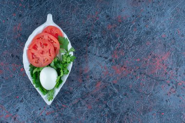 Dilimlenmiş domates ve bitkilerle haşlanmış yumurta. Yüksek kalite fotoğraf