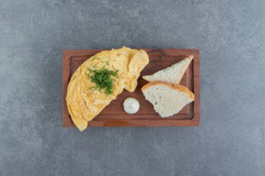 Tahta üzerinde ekmek olan lezzetli bir omlet. Yüksek kalite fotoğraf