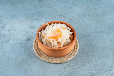 Mayalanmış lahana turşusu. Mavi arka planda, kasede havuç var. Yüksek kalite fotoğraf