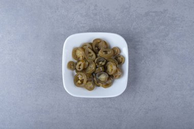 Salamura edilmiş domates salamurası, mermer arka planda. Yüksek kalite fotoğraf