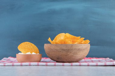 Bir kase baharatlı patates cipsi ve arka planda özel sos. Yüksek kalite fotoğraf