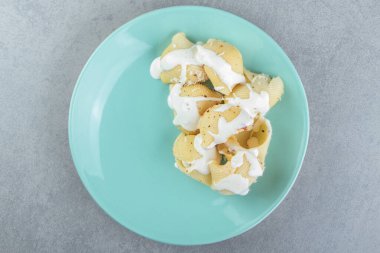 Mavi tabakta yoğurtlu deniz kabuğu makarnası. Yüksek kalite fotoğraf