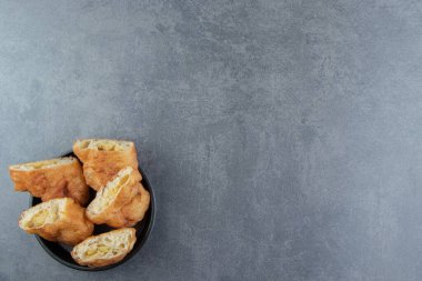 Siyah kasede patatesle dilimlenmiş piroshki. Yüksek kalite fotoğraf