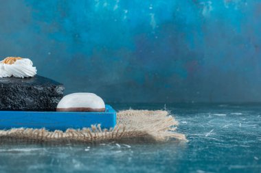 Mavi ezmeli yuvarlak bisküvili kek dilimi. Yüksek kalite fotoğraf